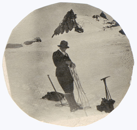 Mann mit Alpinausrüstung im Schnee, schwarz-weisse Fotografie, rund
